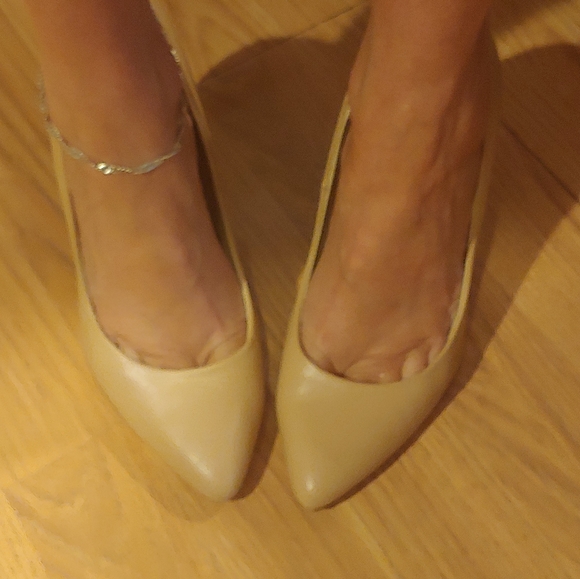 Beige Le Chateau pumps size 6 - Picture 4 of 4